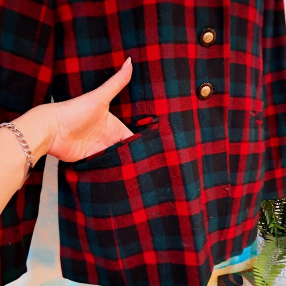 Beautiful size 12P women's Pendleton jacket, red/green/black, excellent conditio - Picture 2 of 5